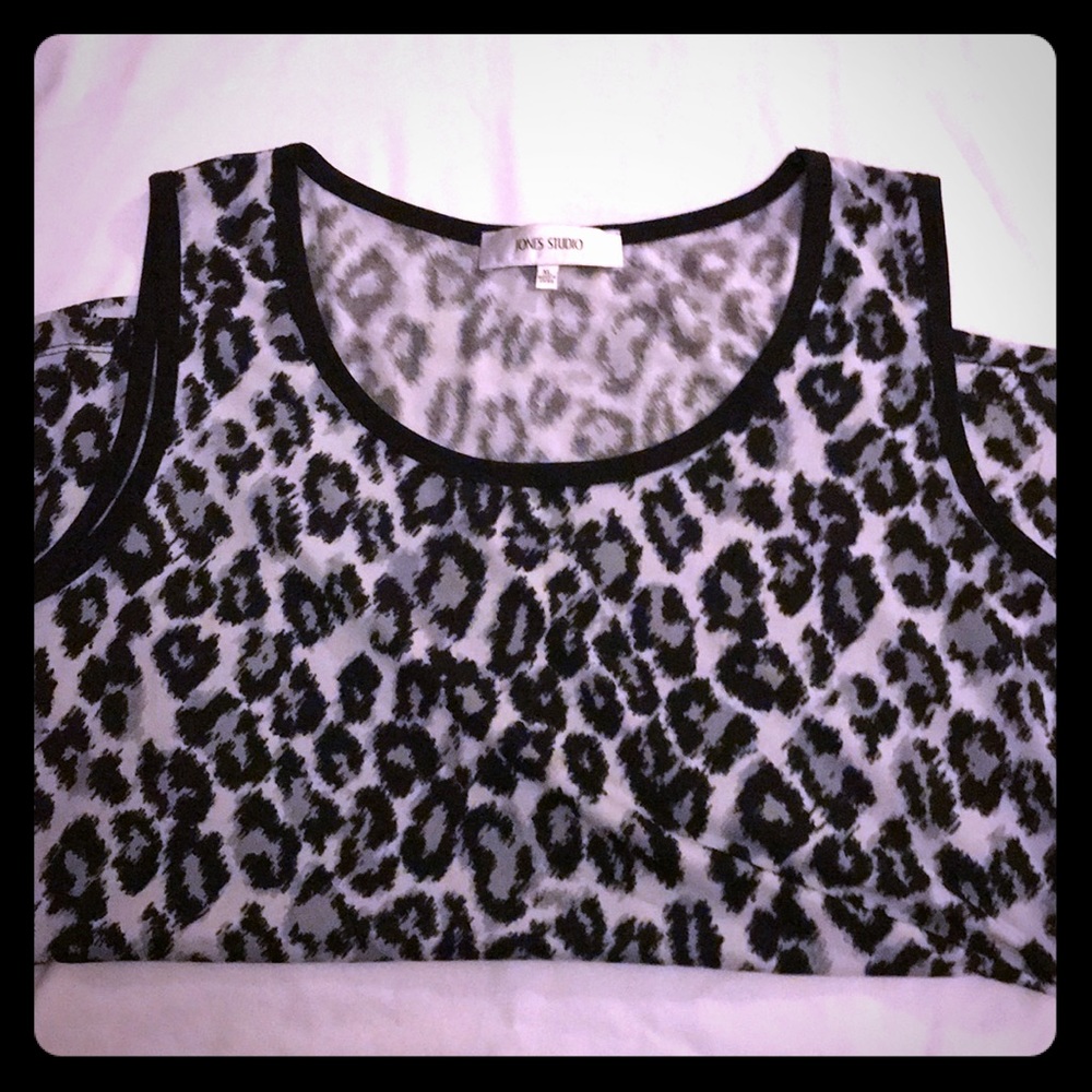 Black/grey leopard print top sz XL 💁‍♀️